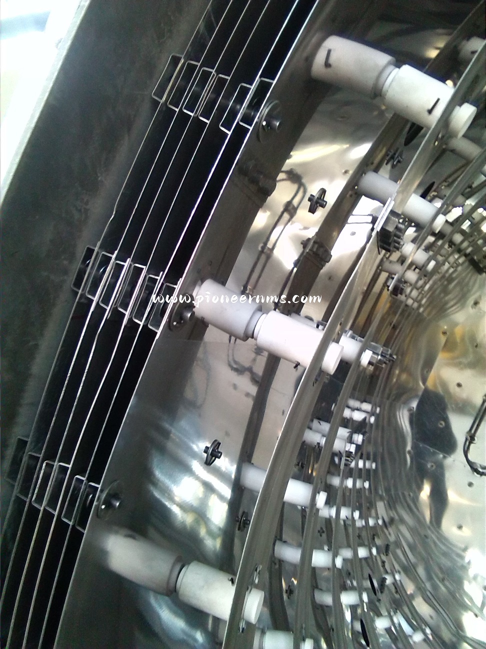 Molybdenum vs Graphite Vacuum Heating Furnace: Key Differences and Applications